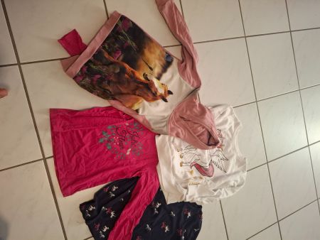 Pullis gr.122/128, leichte Flecken