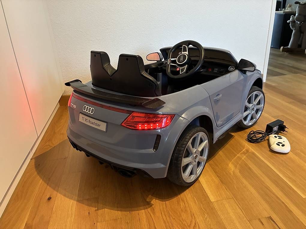 Veicoli per bambini: Kinderauto - Elektrisches Auto "Audi TTRS" - Lizenziert – Usato da Schenkon venduto da Julialuzern 2