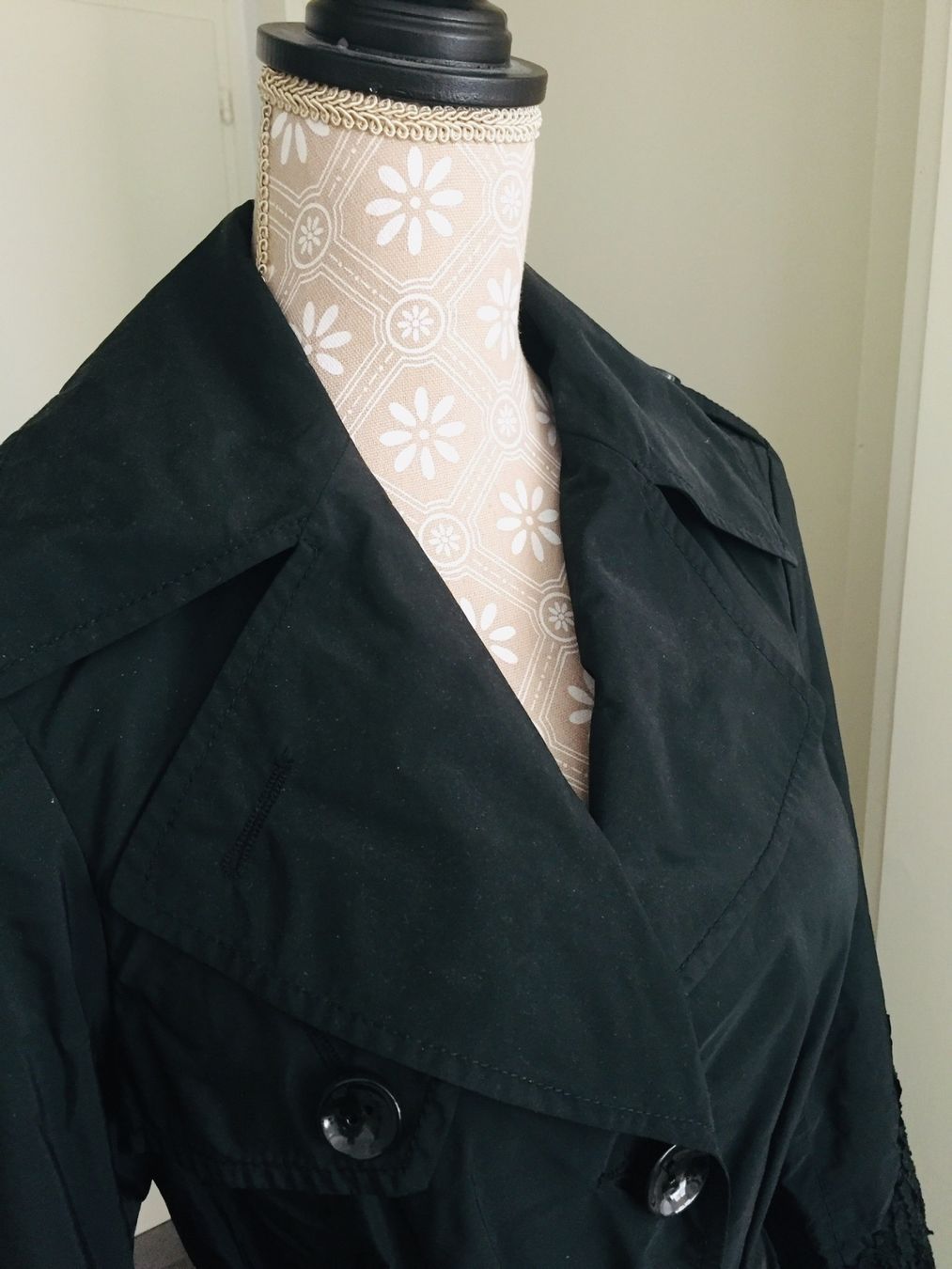 Cappotti: Tuzzi - trench-coat - noir - 36 – Usato da Sion venduto da accroshoes 3