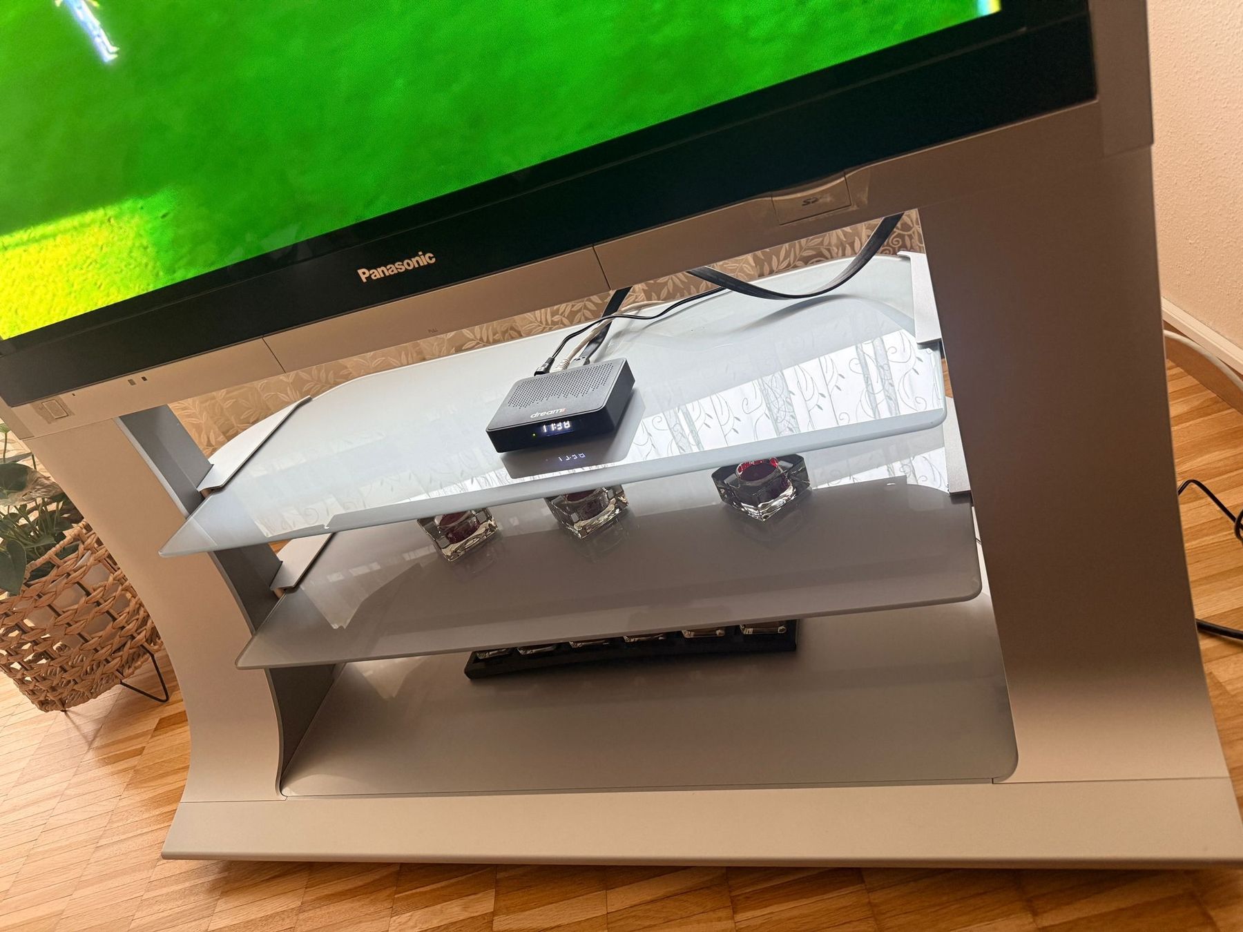 Panasonic Fernseher: Panasonic VIERA TV mit Glasgestell – Gebraucht aus Hirzel von buy1988 3