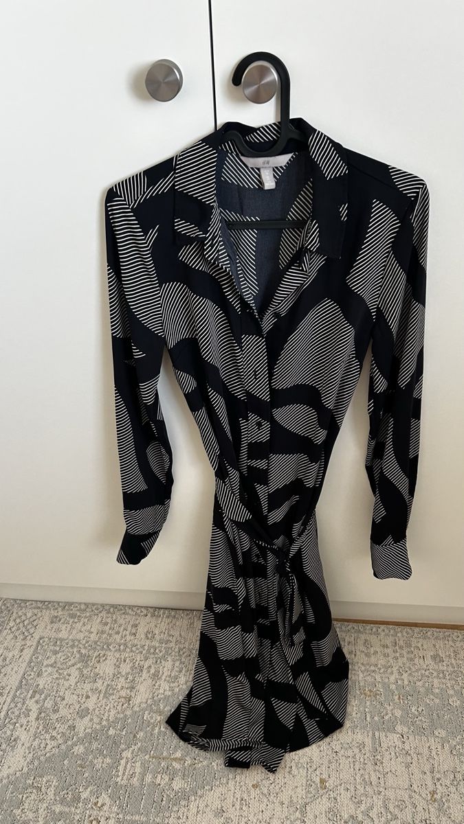 H&M Robes: Kleid Langarm, H&M, Grösse XS, gemustert – D'occasion à Neuenkirch par Bettinaverena