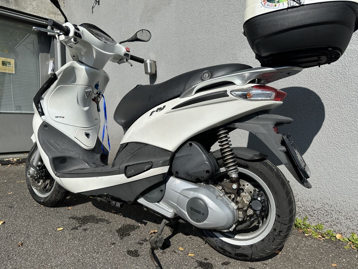 Piaggio Scooter: Piaggio Roller Fly 125cc weiss mit Topcase gebraucht – Usato da Binningen venduto da pmo_66z8 5
