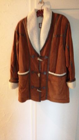 Warme Winterjacke aus Wildlederimitat mit Fellkragen