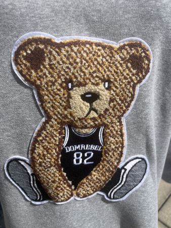 Sweat gris avec un ourson