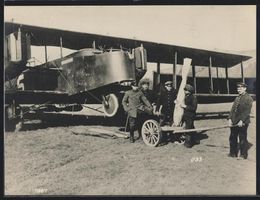 Fotografie 1. WK, Einhängen von Bomben 