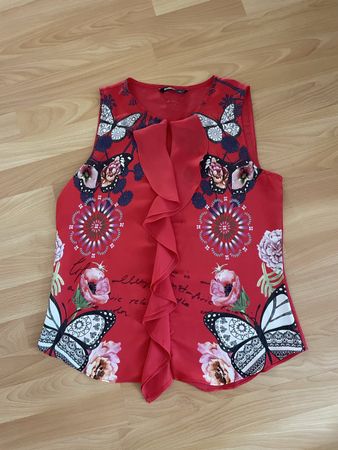 Haut Desigual rouge leger tailleM, motif papillons et fleurs
