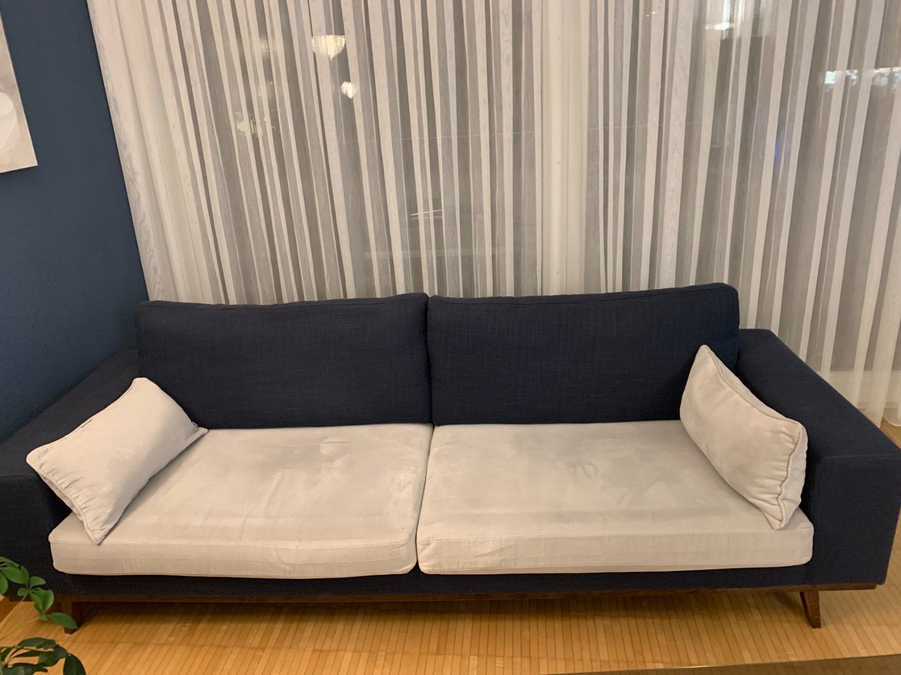 Divani: 2x Sofa dunkelblau mit hellen Sitzpolstern gebraucht ab 1.- – Usato da Daellikon venduto da wieneu