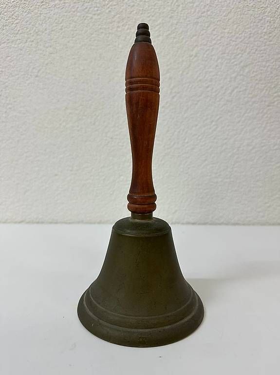 Campanacci mucche: Vintage Handglocke aus Messing mit Holzgriff – Usato da Obernau venduto da Arche_Noah_Brocki 1