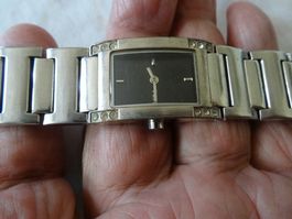 SCHÖNE DAMEN UHR.QUARTZ.SCHÖNE MODE.TIP TOP LÄÜFT. NEU BAT