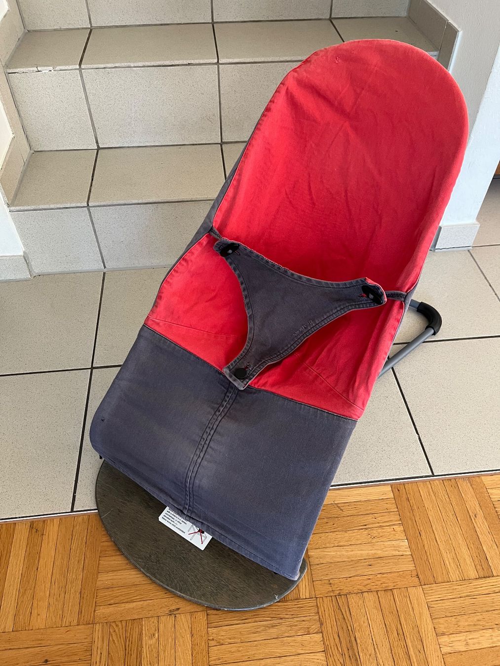 Babybjörn Wippen & Schaukeln: Babywippe rot/grau mit Spielzeug – Gebraucht aus Liestal von Raifur 2
