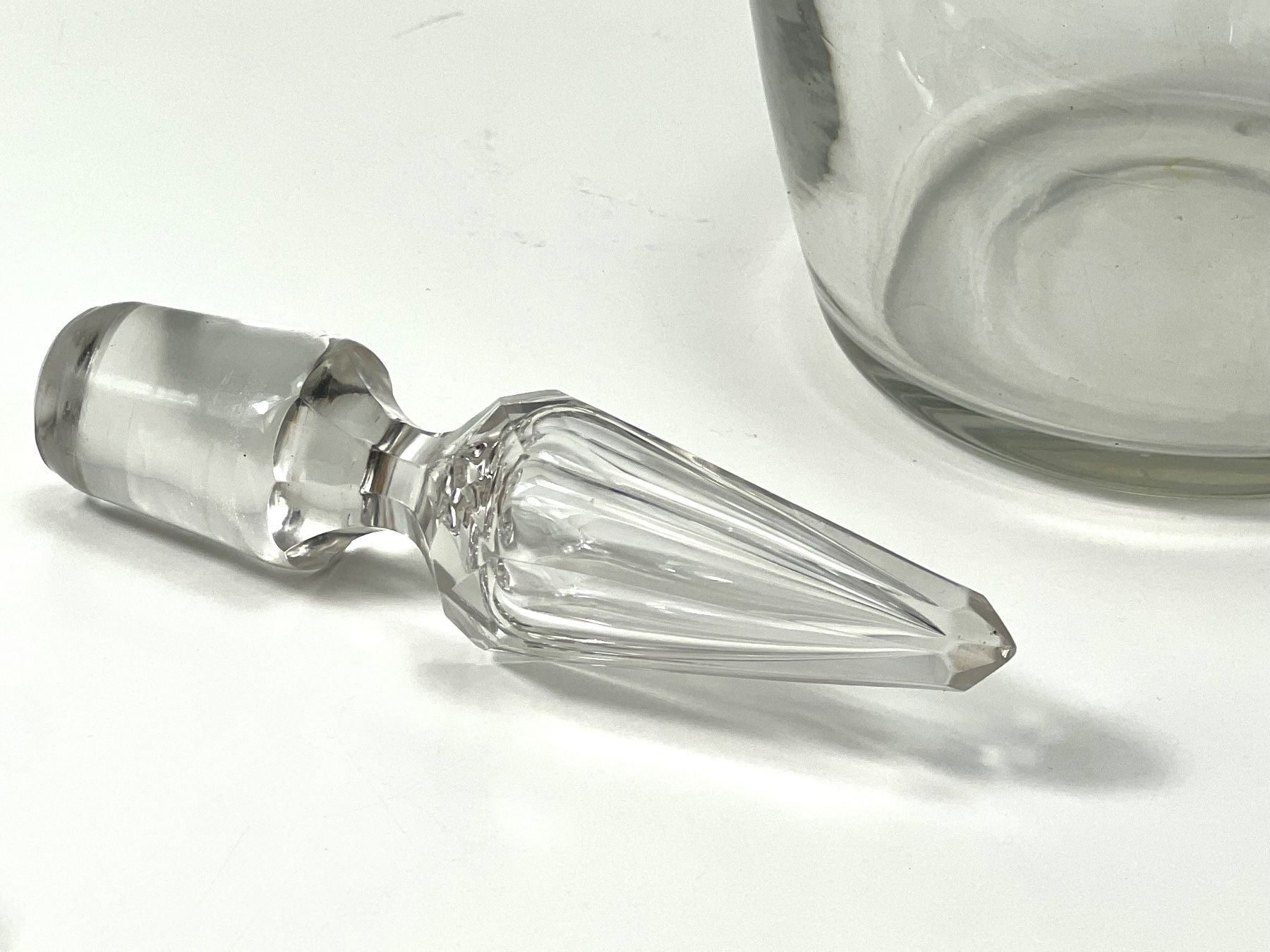 Caraffe: Glas Karaffe mit einem spitzen Stopfen ca 37 cm Höhe – Usato da Zürich venduto da Arche_Brockenhaus 5