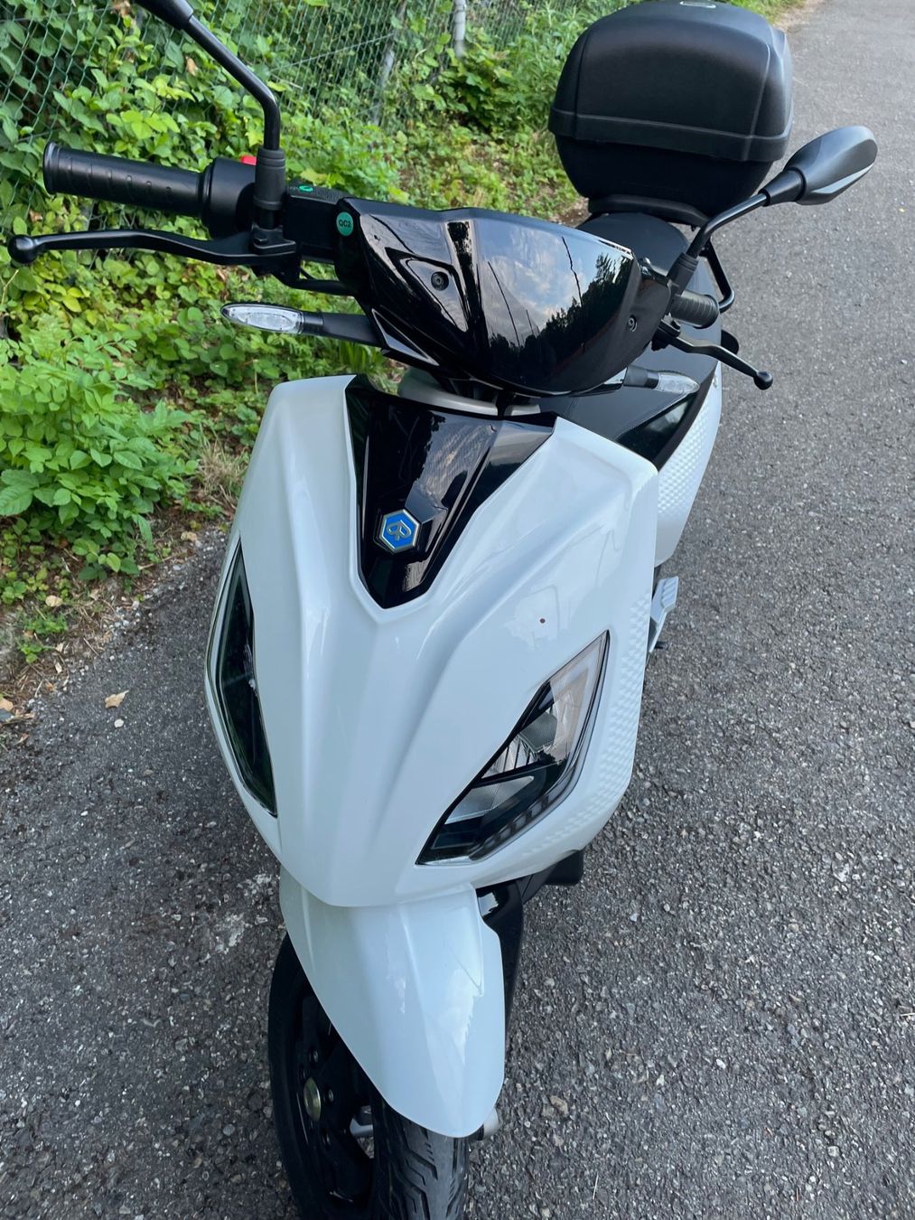 Veicoli elettrici: Neuwertiger Piaggio E-Roller Active 1 – Usato da Gockhausen venduto da Robair