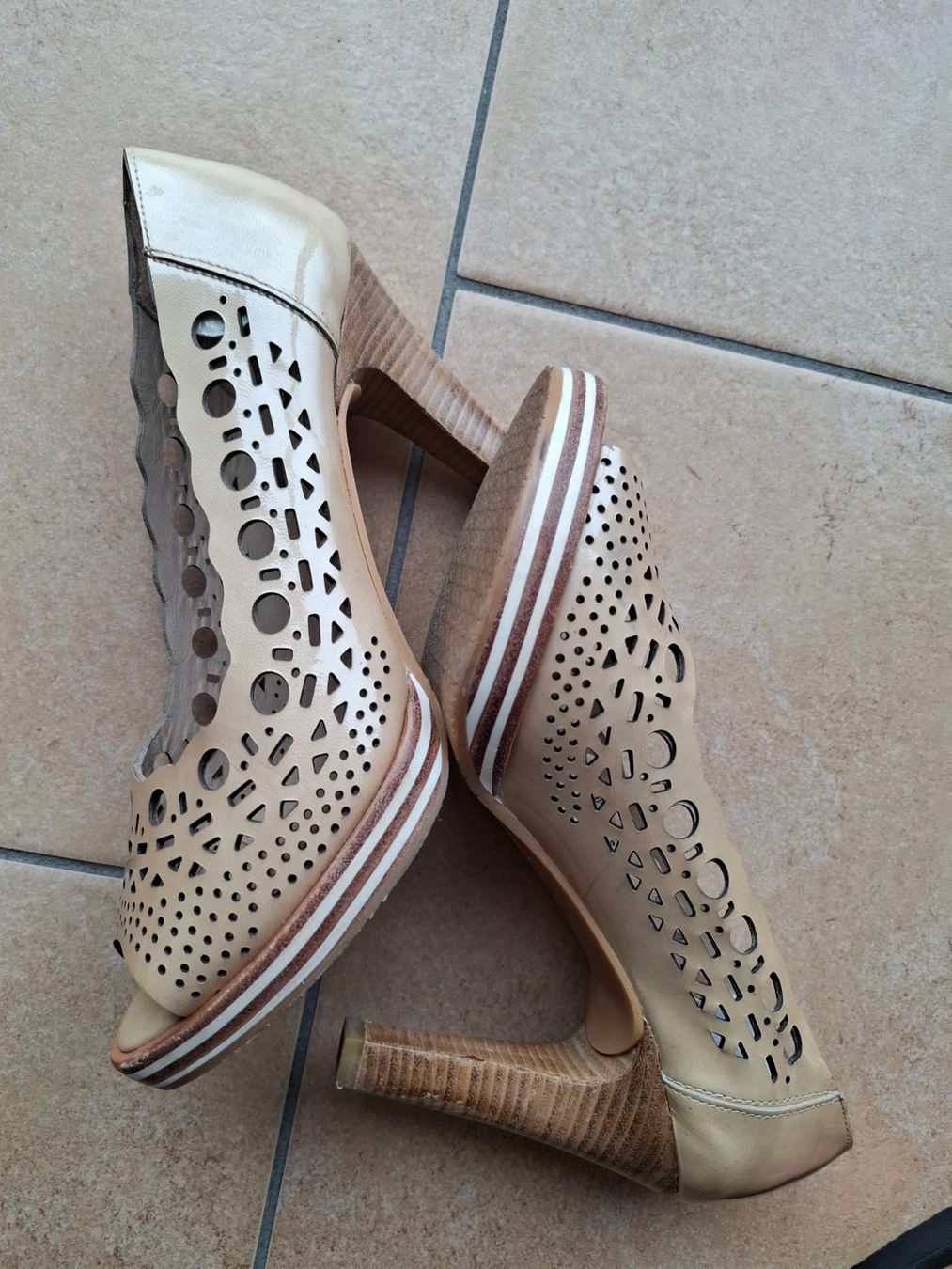 Scarpe da donna: Escarpin ZINDA taille 36 beige – Usato da Echallens venduto da dianitas 1