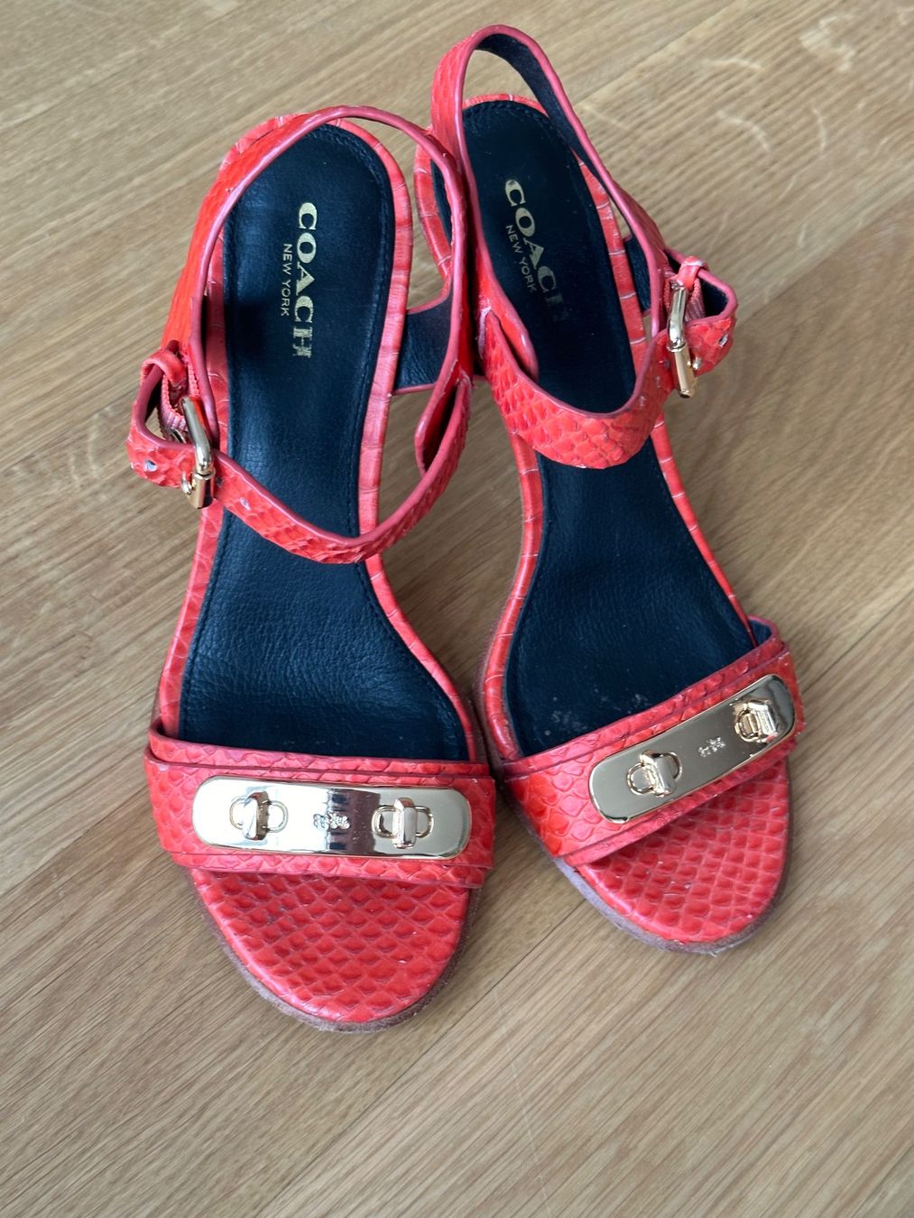Coach Scarpe da donna: Coach Sandals in Leather with Snake Pattern Design, Gr.37 – Usato da Zürich venduto da anna_ra