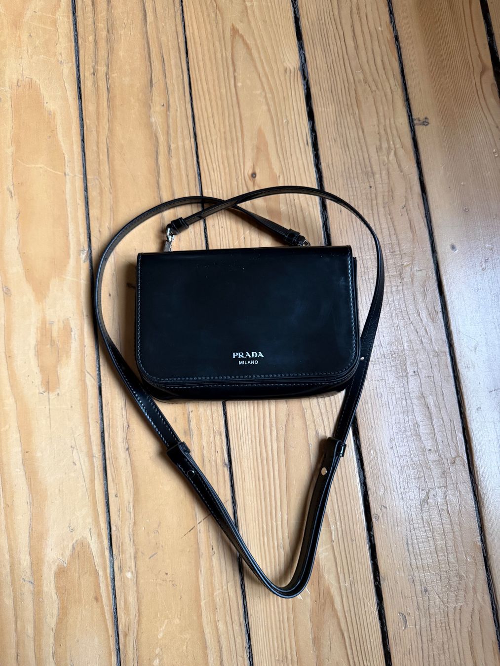 Prada Taschen: Prada Mini Cross Bag – Gebraucht aus Zürich von Romjana