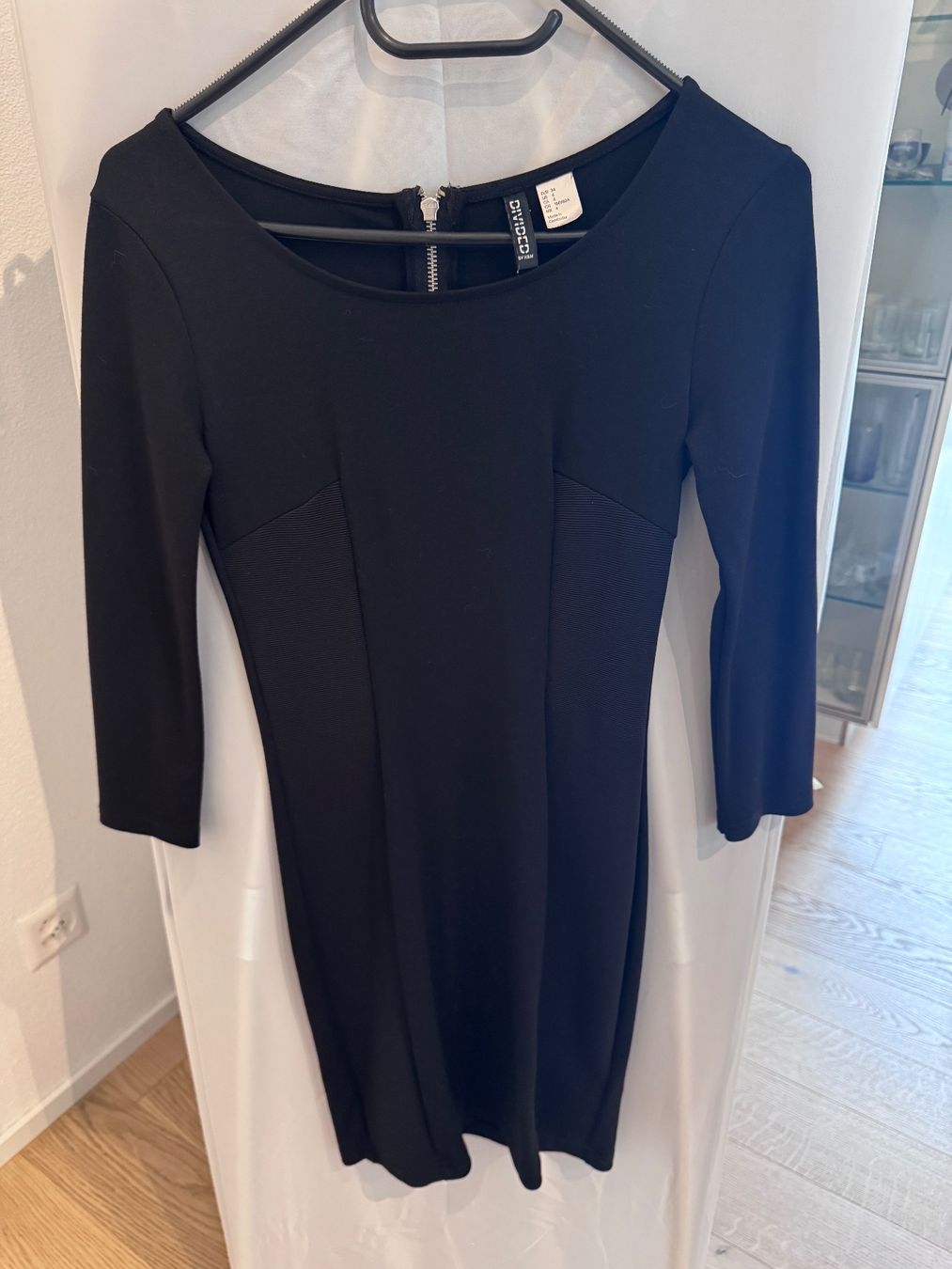 Robes: Schwarzes Kleid, eng – D'occasion à Winterthur par jen_w6kc