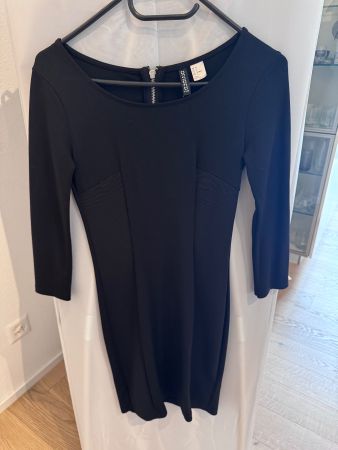 Schwarzes Kleid, eng