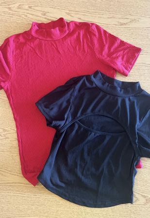 Lot de 2 hauts col montant rouge et noir bon etat