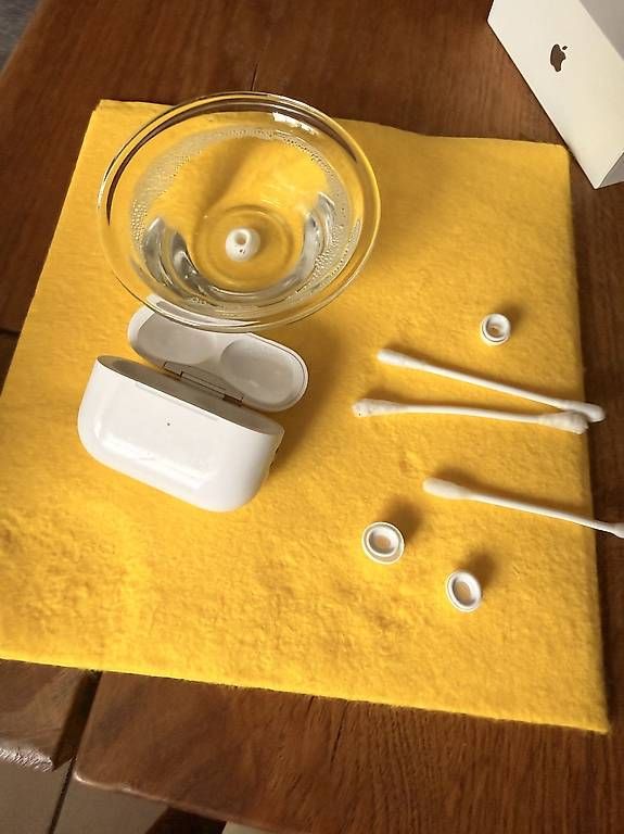 Cuffie: Apple AirPods Pro (2. Generation) mit Ladecase – Usato da Immensee venduto da anythingskytalk 4
