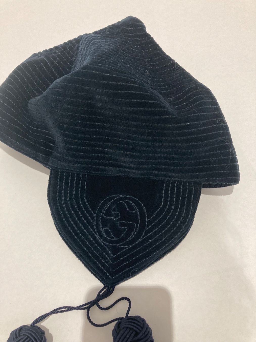 Gucci Copricapi, berretti & cappellini: Gucci cappello in velluto BLU – Usato da Paradiso venduto da Kayakara 3
