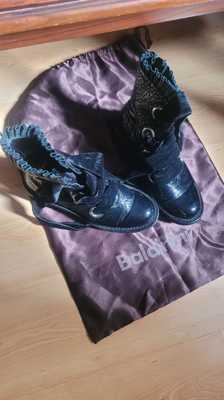 Chaussures femmes: Black boots – D'occasion à Montreux par caf_b5l7