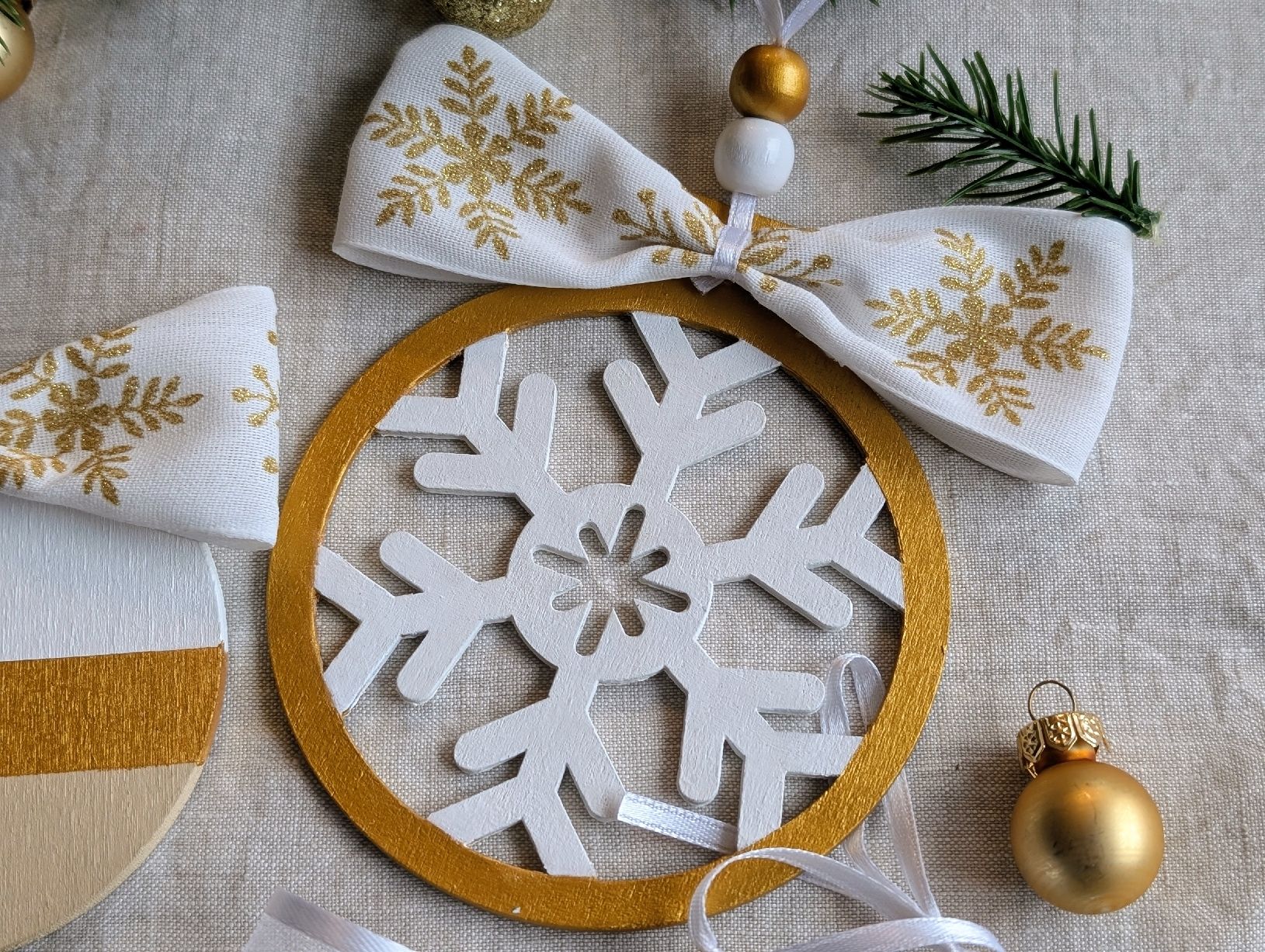 Tutte le decorazioni: Hand Painted Christmas Ornaments Set, White Gold Tree Decor – Nuovo e nell'imballaggio originale da Winterthur venduto da LaVieColor 4