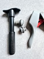 KNOBLAUCHPRESSE PRESSE A TABLE + WEIN PUMPE LE CREUSET TOP