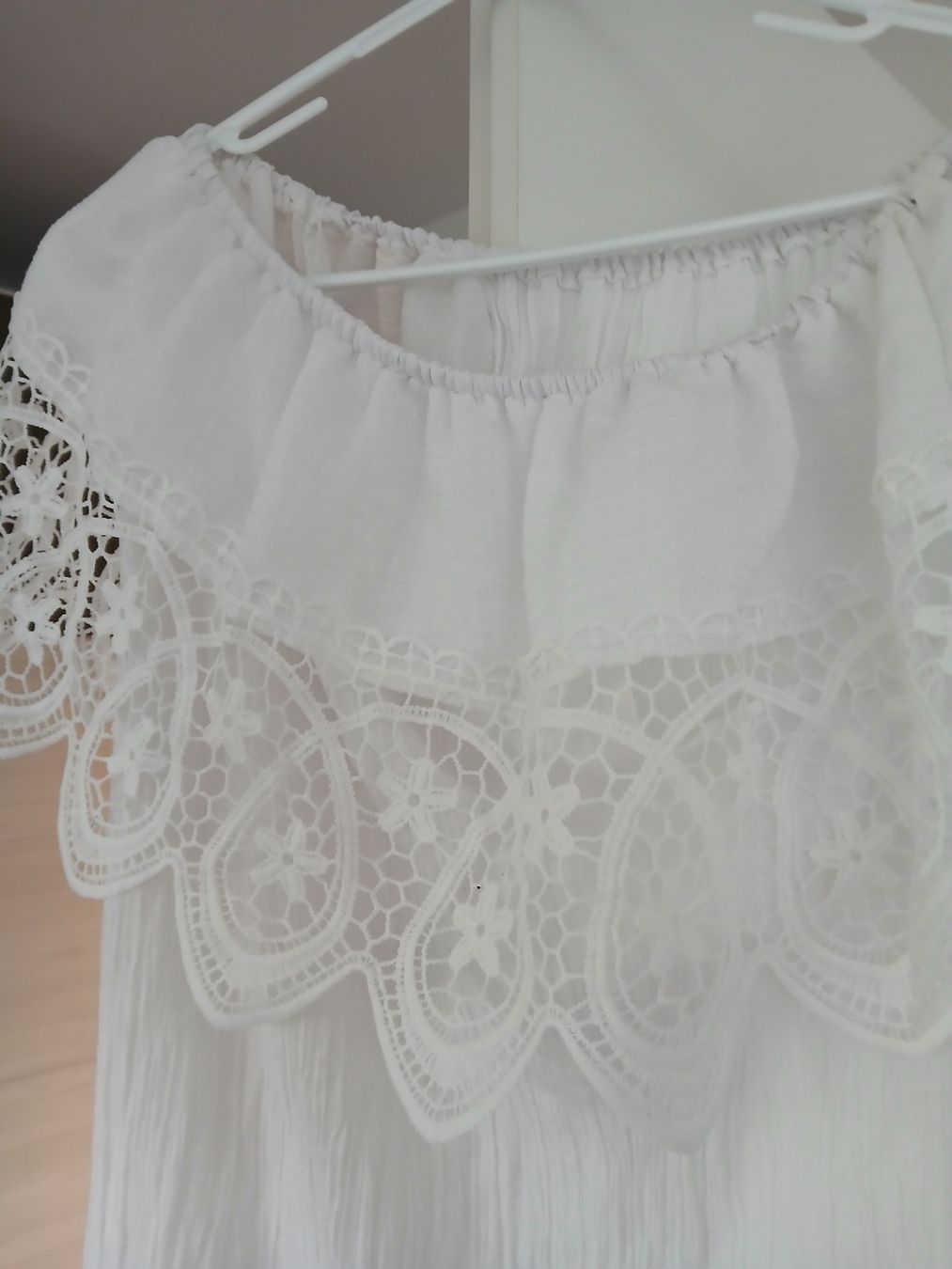 Tuniche: White Off-Shoulder Blouse with Lace Details Size S – Usato da Dübendorf venduto da LoRi-2026 3
