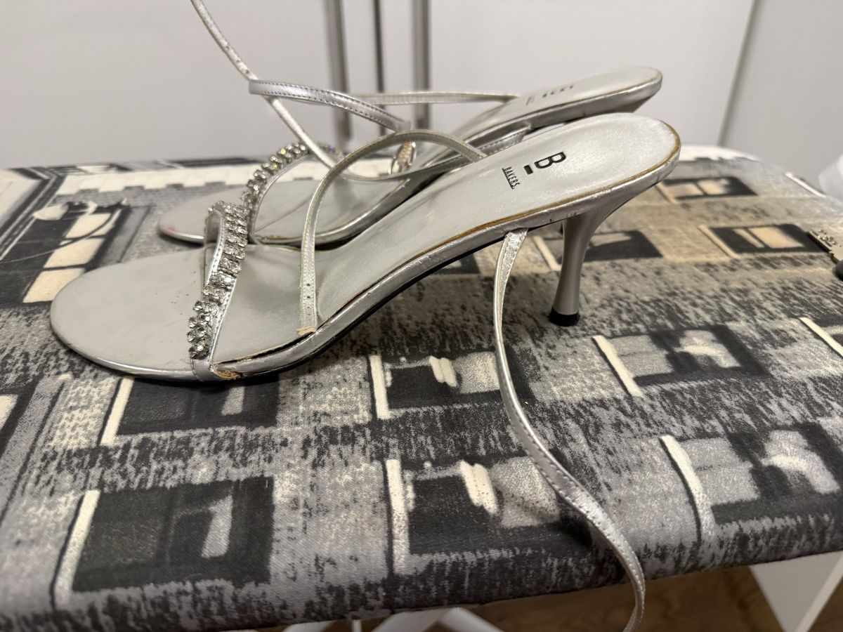 Scarpe da donna: Silberne Sandalen mit Strass Grösse 41 – Usato da Zürich venduto da corinne_secondhand