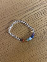Edelsteinarmband mit Bergkristall und Chakra Perlen