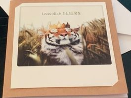 NEUE Karte „Lass dich feiern“, als Selfie: gekrönter Tiger