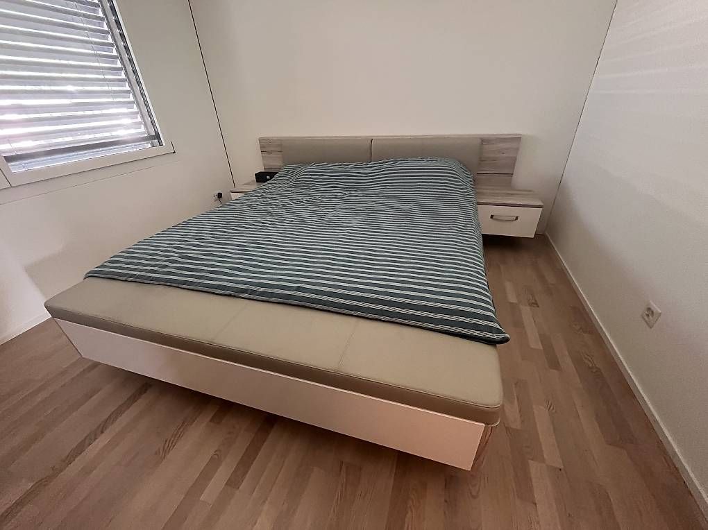 Letti: Schwebebett mit integrierten Nachttischen & Beleuchtung – Usato da Liestal venduto da Sed_r65z
