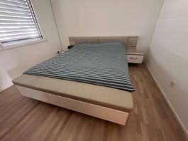 Schwebebett mit integrierten Nachttischen & Beleuchtung