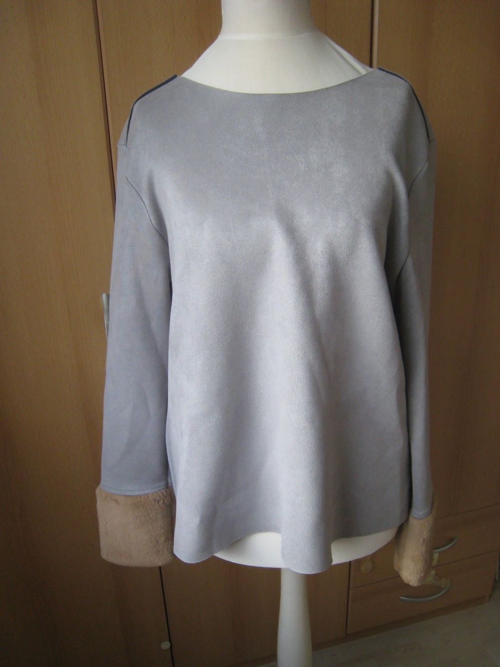 Zara Maglioni & Felpe: ZARA Oberteil Pullover Gr. L  grau mit Plüsch – Usato da Dättlikon venduto da Mamakuga