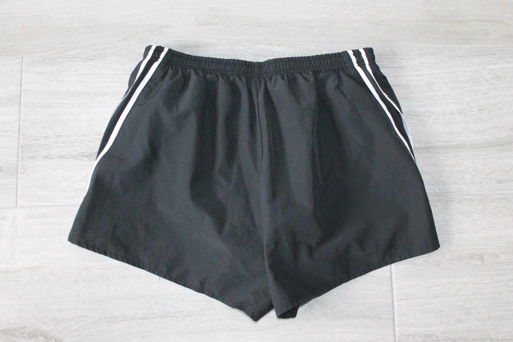Nike Pantaloni: Short NIKE dri fit taille L – Usato da Chez-le-Bart venduto da jasse 1