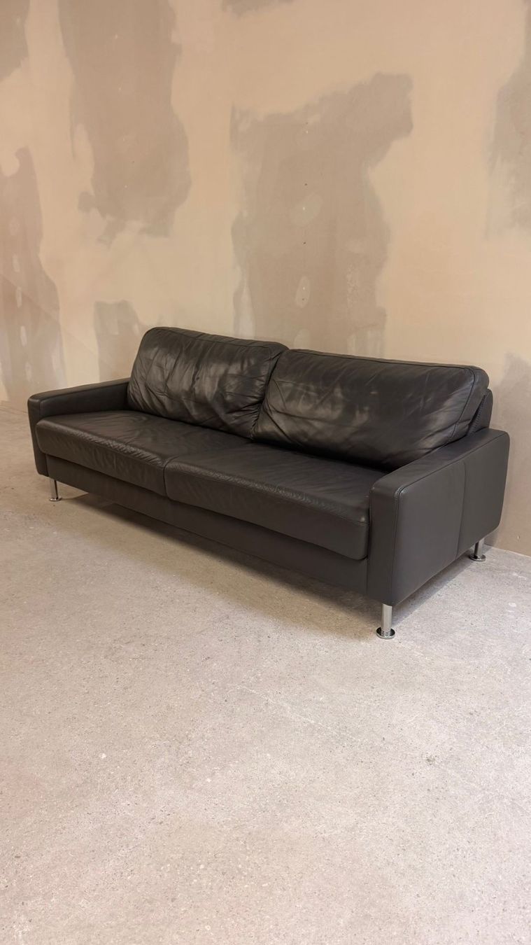 Sofas: Modernes Ledersofa in dunkelgrau 3-Sitzer – D'occasion à Rickenbach ZH par Der-Insider