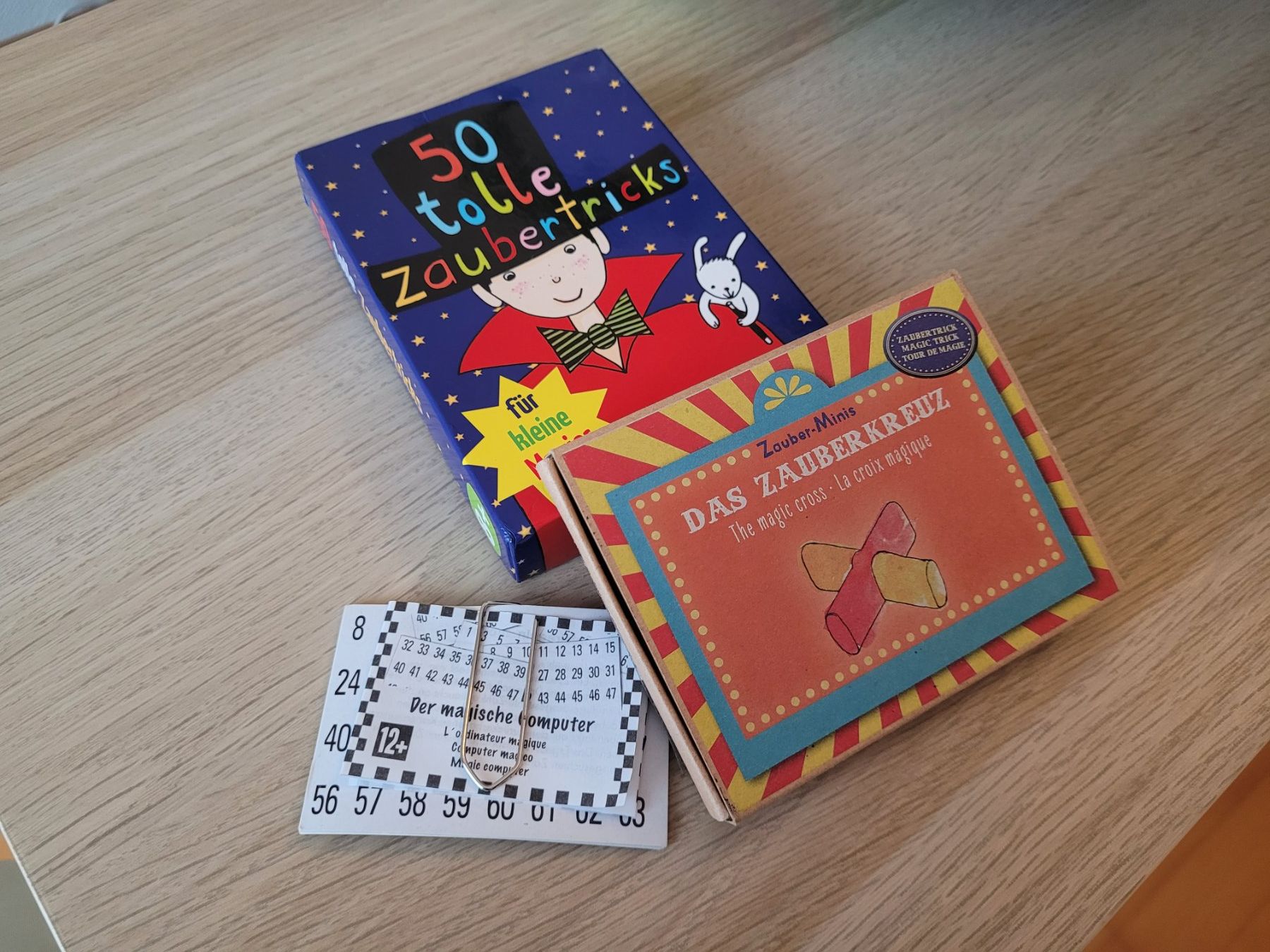 Spiele: 52 Zaubertricks("50 tolle Zaubertricks" + zwei weitere) – Gebraucht aus Spiez von Aprikose25