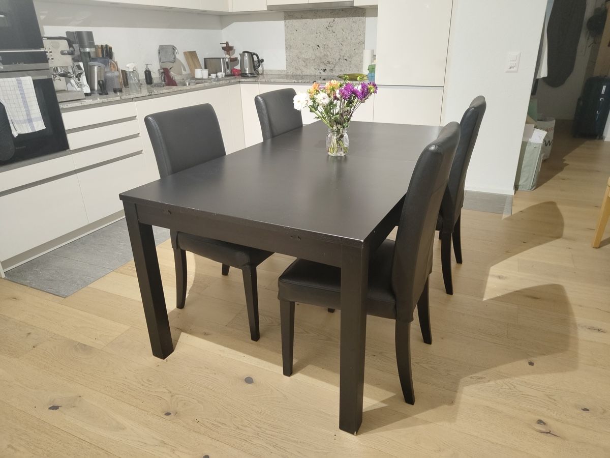 Ikea Tables: Schwarzer Tisch inkl. 6 Lederstühlen – D'occasion à Pfäffikon ZH par muellerns