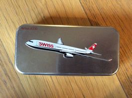 Blechdose Swiss mit Airbus A330 auf dem Deckel