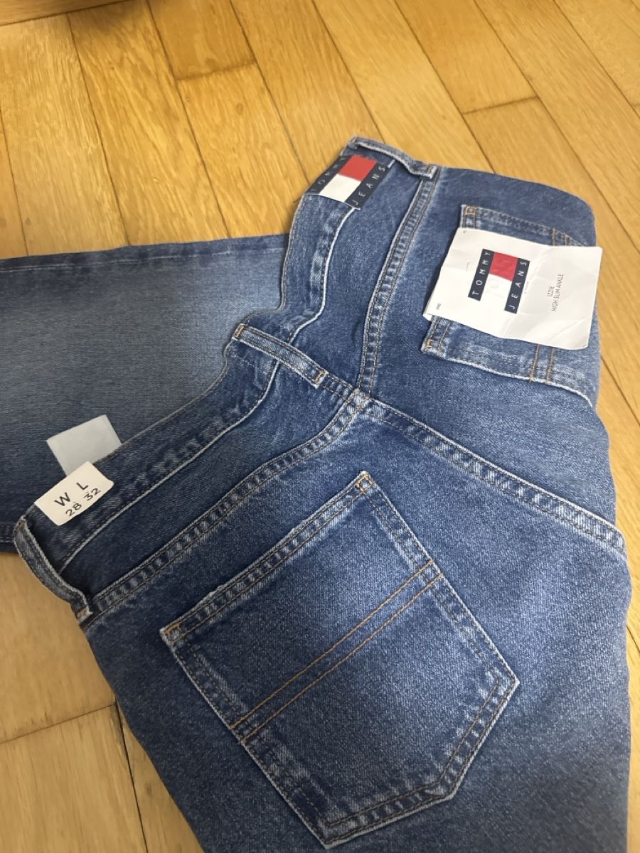 Tommy Hilfiger Jeans: Neue Tommy Jeans Gr. W28 L32 – Nuovo e nell'imballaggio originale da Füllinsdorf venduto da silberstern110 1