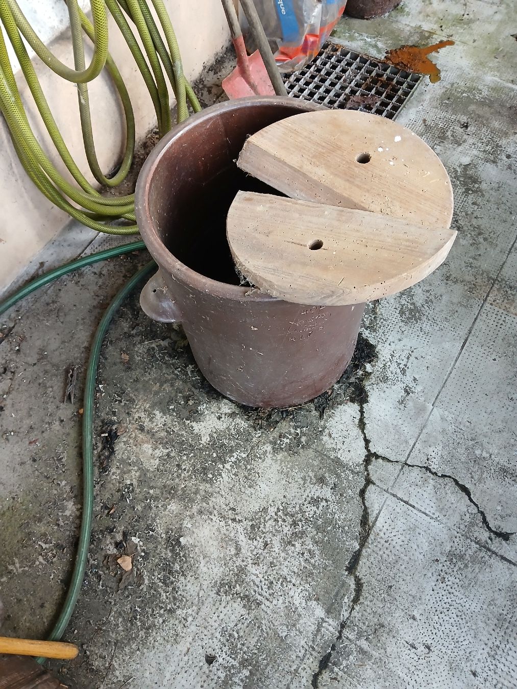 Pentole: Steinguttopf, 40L, Schaffhausen, mit Holzdeckel, Top. – Usato da Langenthal venduto da Egro50 1