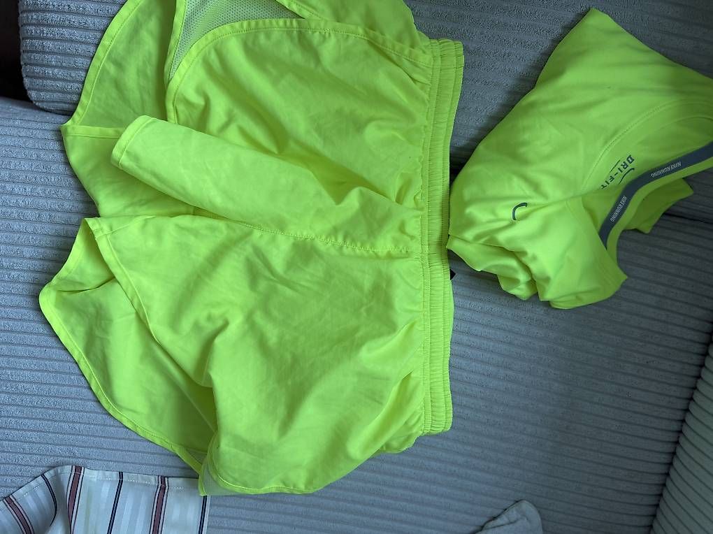 Lotti & Set di vestiti: Nike Shorts und T-Shirt – Usato da Zürich venduto da Angela_Chloe