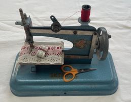 Vintage Spielzeug-Nähmaschine - Rarität! um 1950