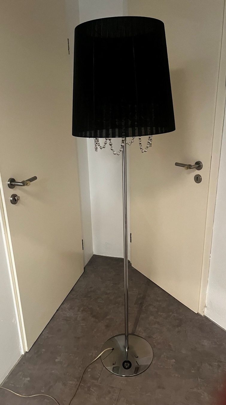 Lampade: Zwei identische Ständerlampen – Usato da Gränichen venduto da Ansl