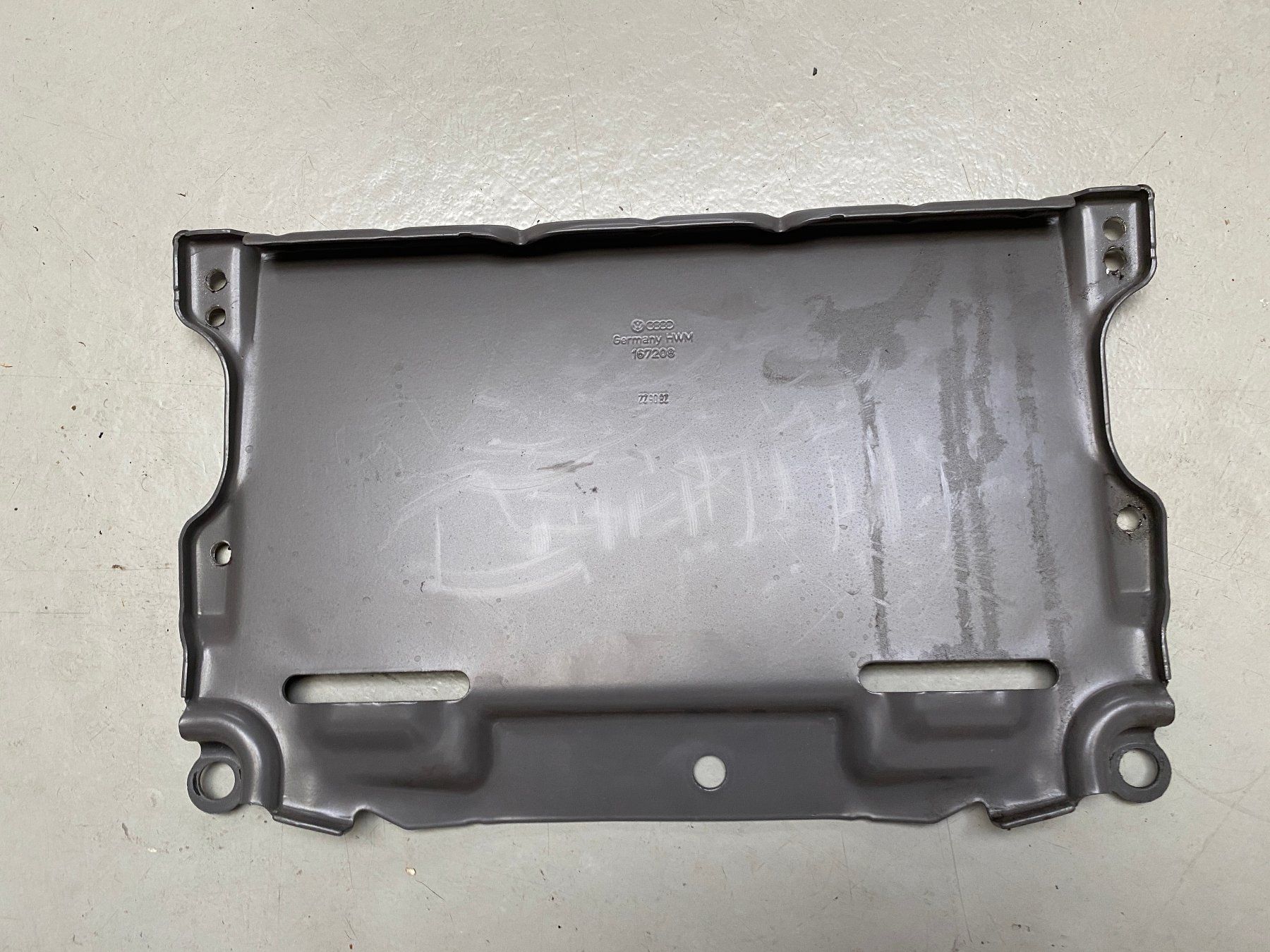 Volkswagen Tutti pezzi di ricambio auto: Batteriehalter VW T6 – Usato da Alpnach-Dorf venduto da Hess-Automobile 1