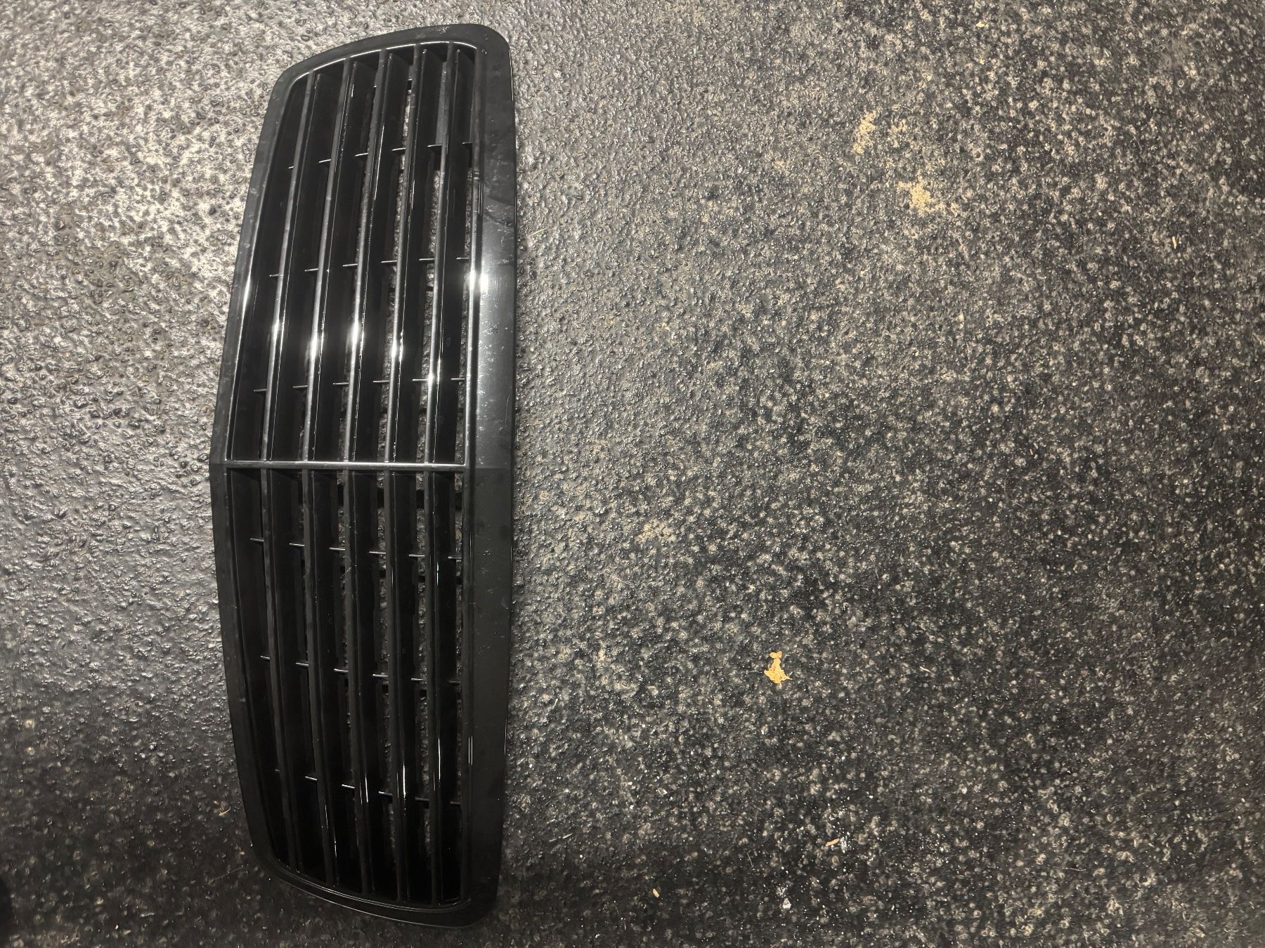 Mercedes-Benz Tutti pezzi di ricambio auto: Mercedes Benz E 55 Kühlergrill – Usato da Romanshorn venduto da nat_v5jc