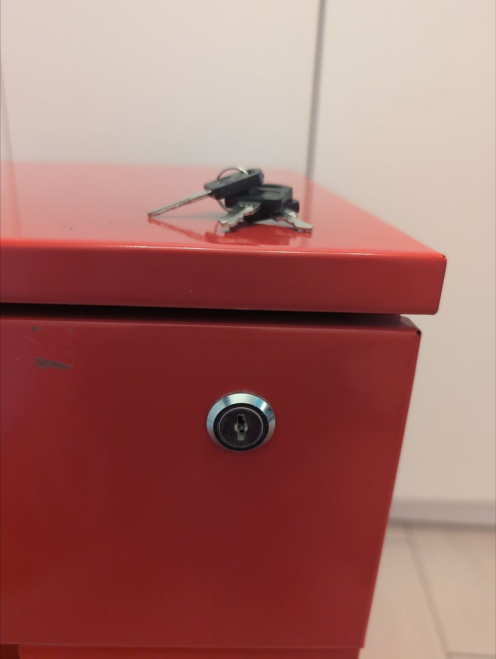 Eléments de bureau: Roter Rollcontainer 3 Schubladen abschliessbar Metall – D'occasion à Jona par ric_sq52 4