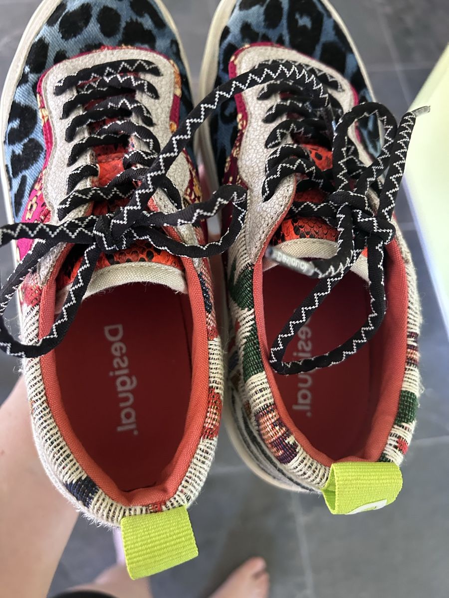 Desigual Scarpe da donna: Desigual Turnschuhe, Gr. 37, bunt gemustert – Usato da Kleinandelfingen venduto da Doratschikov 4