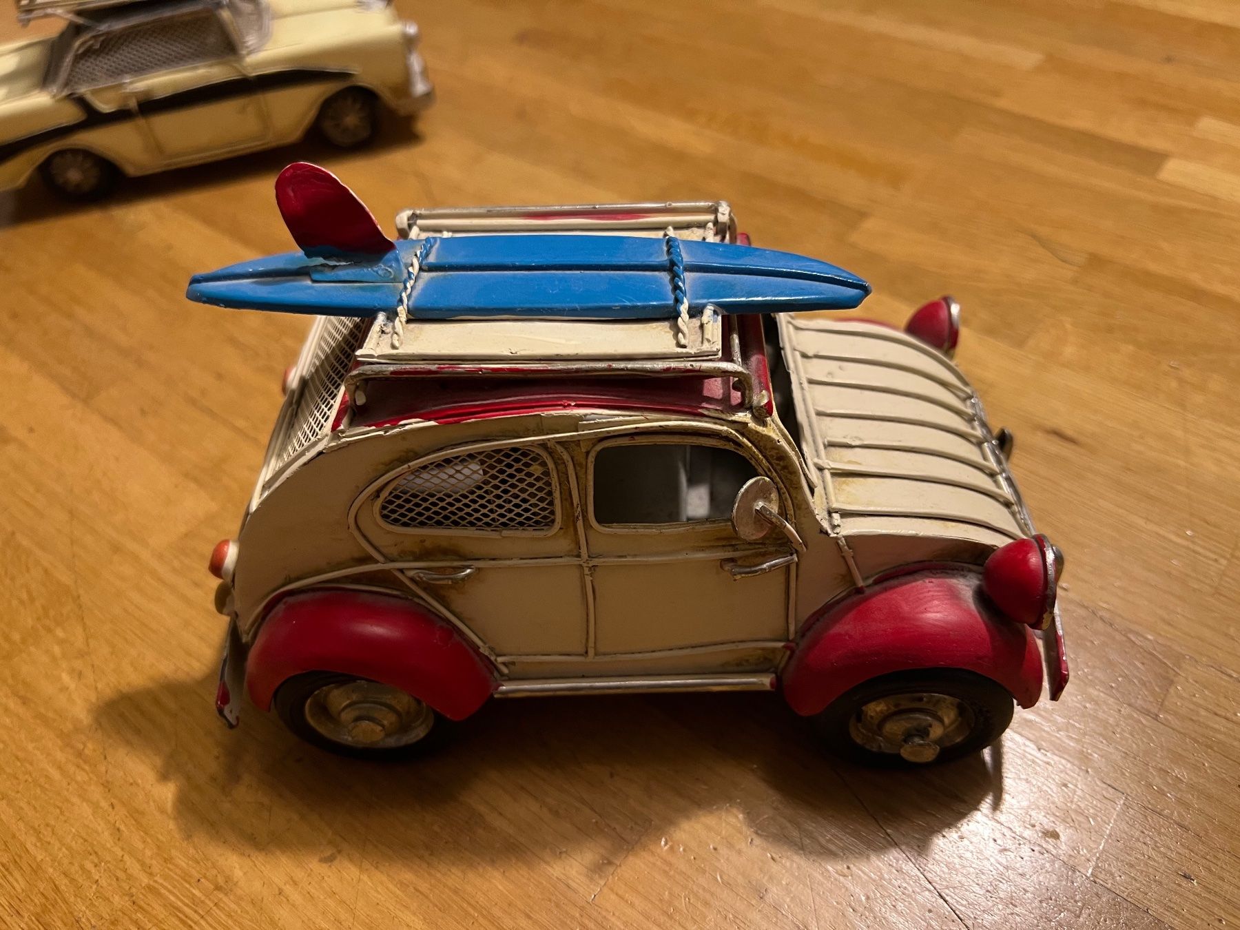 Citroën Modellini d'auto: Spardose: Citroen 2CV Modellauto mit Surfbrett – Usato da Zürich venduto da luc70