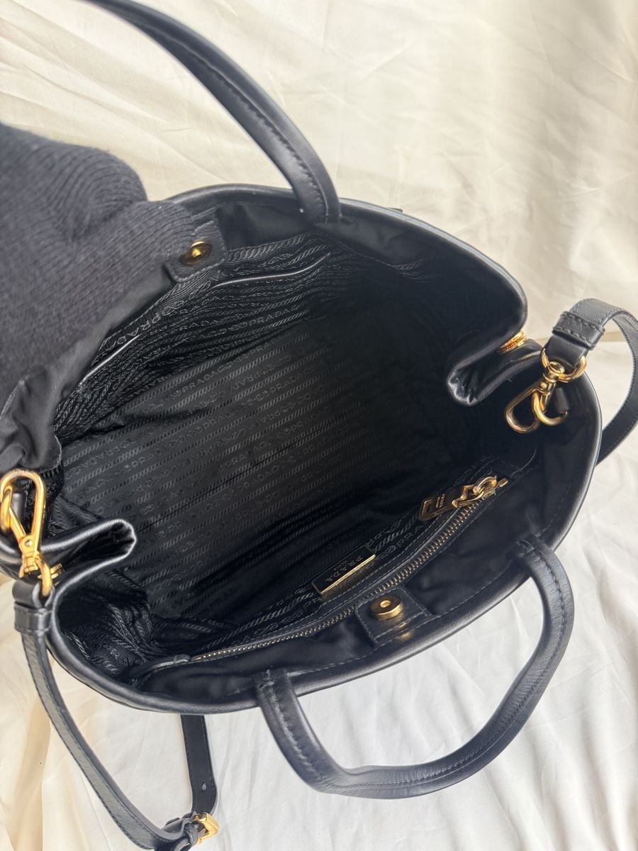 Prada Borse da donna: Prada Black Nylon Tessuto Tote Bag 2way – Usato da Geneve venduto da DarlingVintage 1
